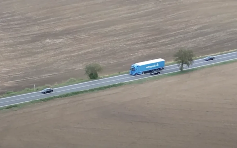 VIDEO: Tři řidiči za sebou přejeli plnou čáru, policisté je sledovali z dronu