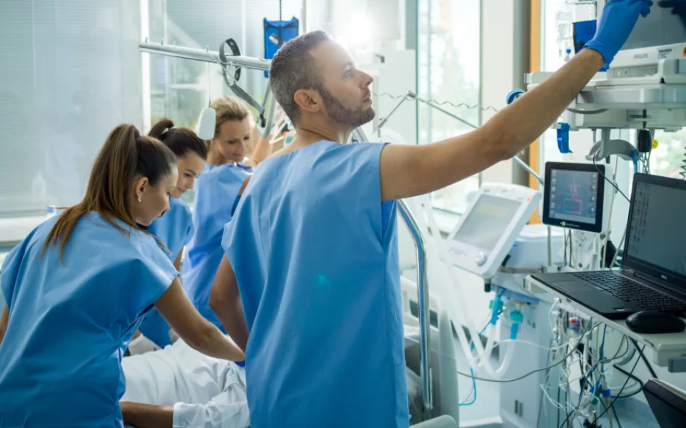 Nádory slinivky jsou zpočátku bezpříznakové, varují lékaři z Brna. Specializují se na léčbu i prevenci
