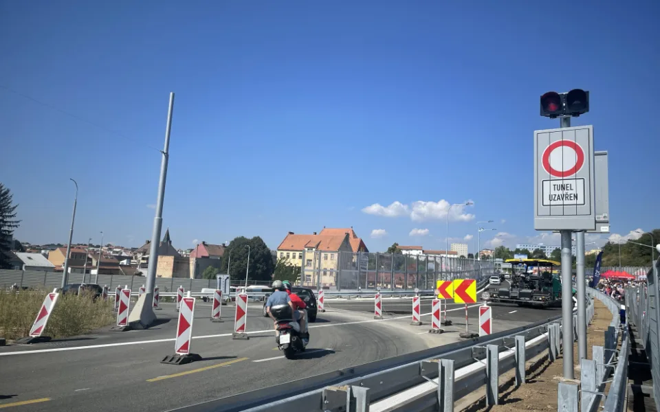 size4-1723806534408-60-video-estakada-velkeho-mestskeho-okruhu-se-na-den-otevrela-verejnosti-motoriste-se-zde-projedou-az-v