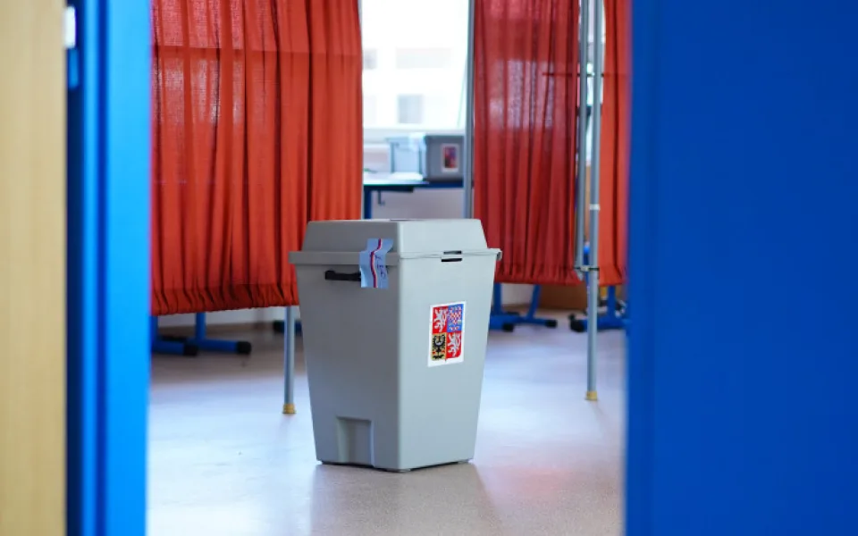 VOLBY 2024: Lidé v Brně a Břeclavi začali v druhém kole vybírat senátory. Volební místnosti se otevřely