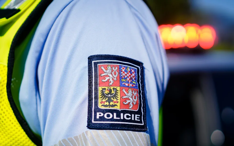 Muž v Brně okradl a shodil osmdesátiletého seniora. Policisté hledají svědky