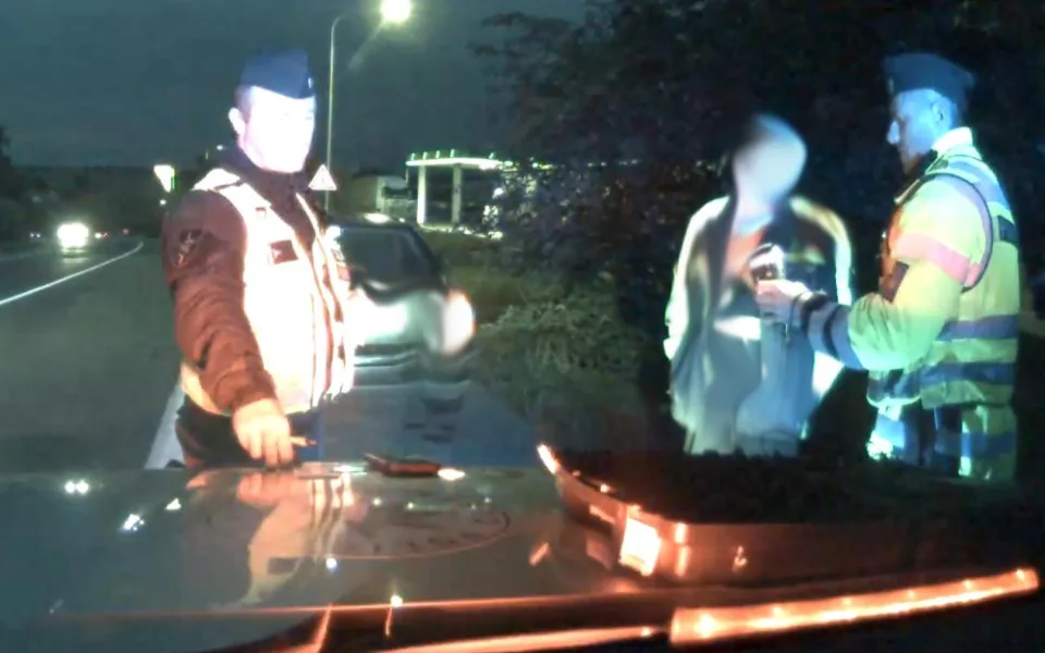 Policejní hlídka chtěla zastavit řidiče, ten začal ujíždět. Bál se, že nadýchá zbytkový alkohol