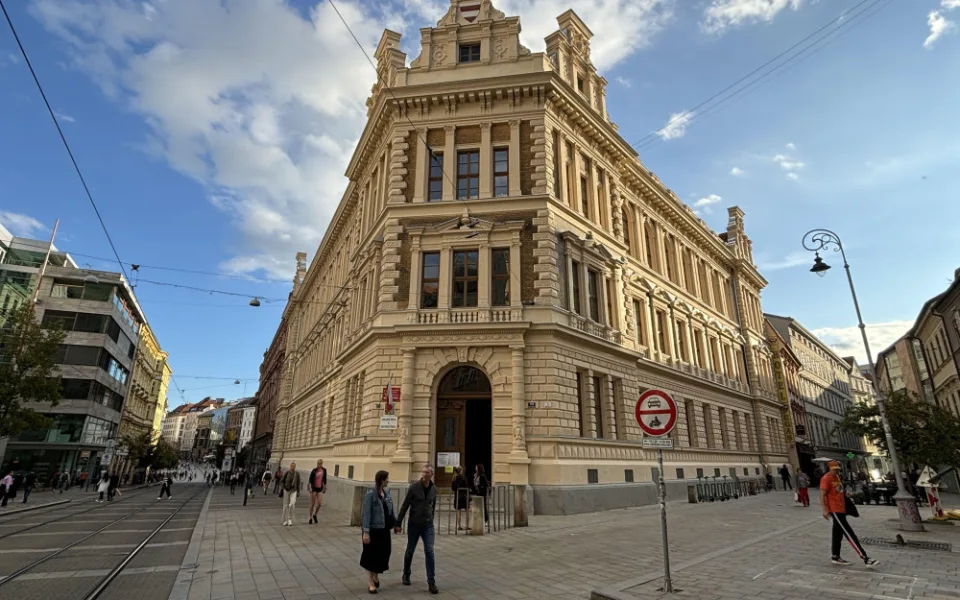 Dělníci dokončili opravu školy v brněnské Rašínově ulici. Budově se vrátila historická podoba