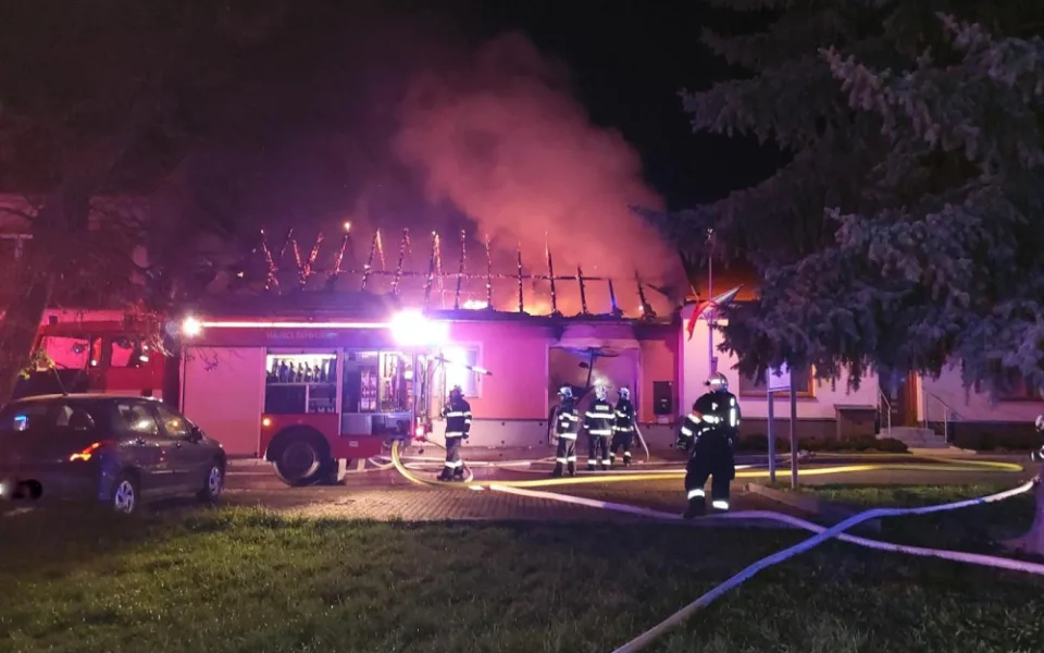 Dům a chata v plamenech. Noční požáry způsobily škody za miliony korun