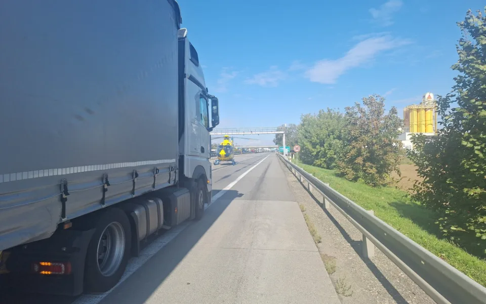 Nehoda dvou kamionů uzavřela dopravu na dálnici. Na místě přistál záchranářský vrtulník