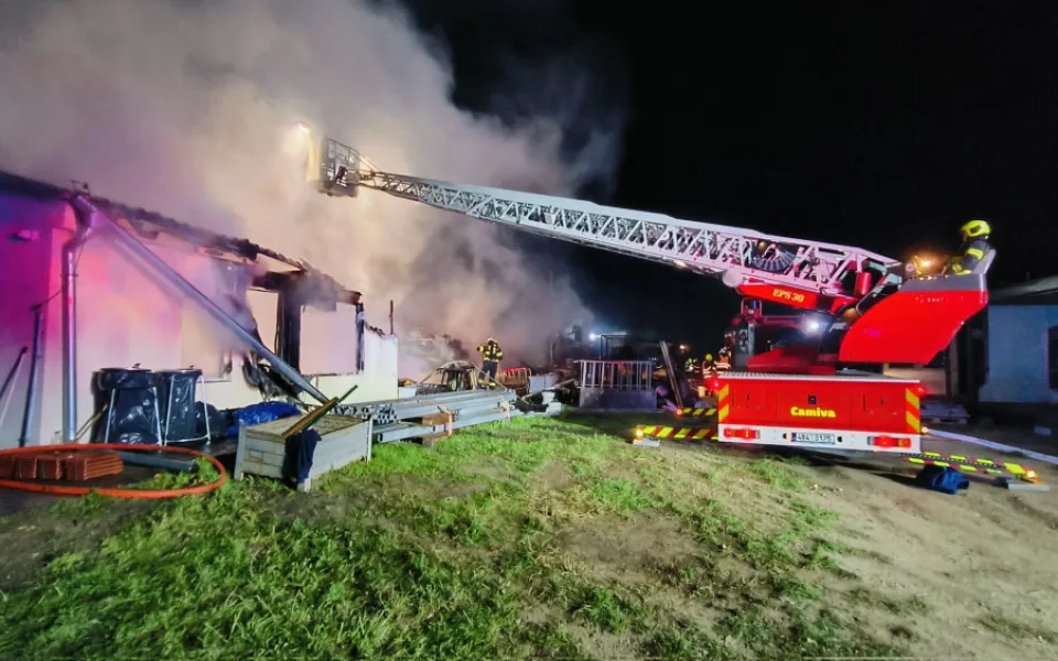VIDEO: Při nočním požáru ubytovny se zranili čtyři lidé. Škoda je sedm milionů