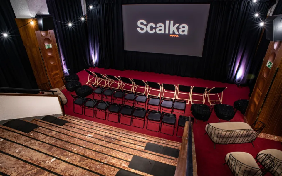 Ve foyer Scaly vzniklo alternativní kino Scalka. Je to experiment, tvrdí ředitel kina