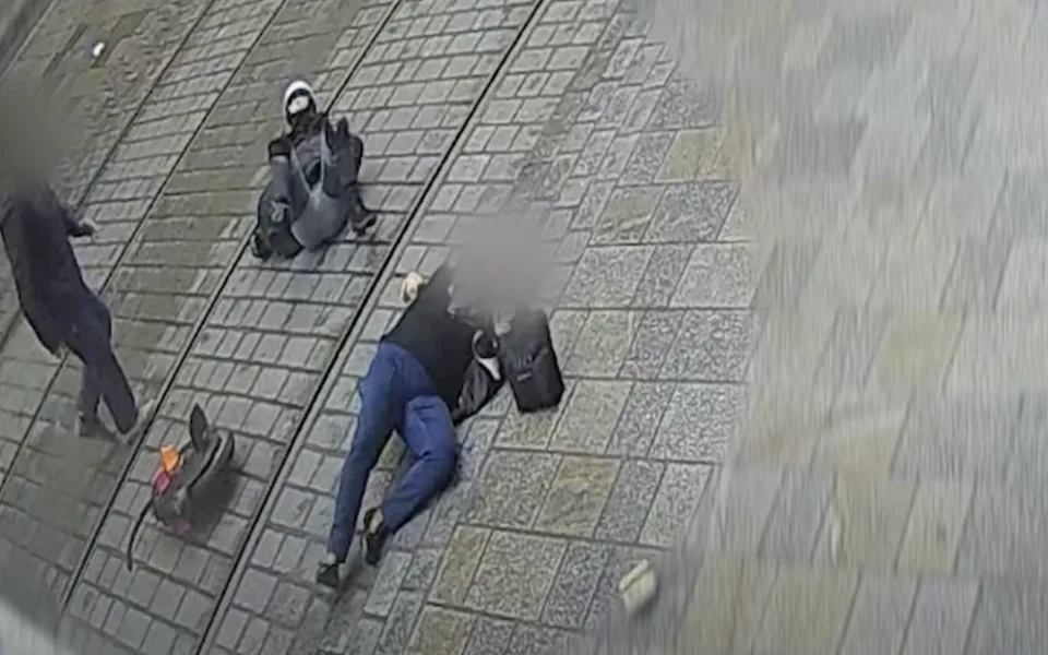 VIDEO: Srážky s chodci, nehody a jízda na červenou. Policie si posvítila na jezdce na elektrických jednokolkách