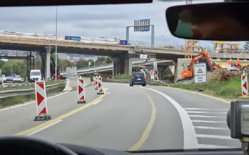 Policisté hlídkují u zúžení v Ostravské ulici. Řidiči tam překračují rychlost a ohrožují dělníky