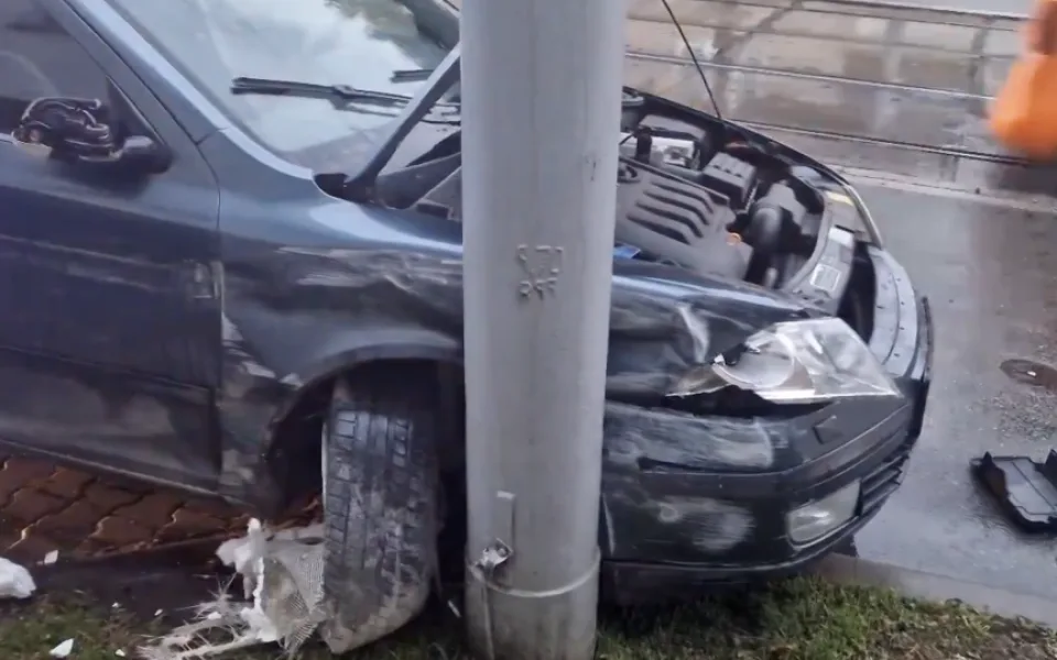 VIDEO: Řidič se chtěl vyhnout kontrole. Brnem ujížděl dvoustovkou, narazil do domu