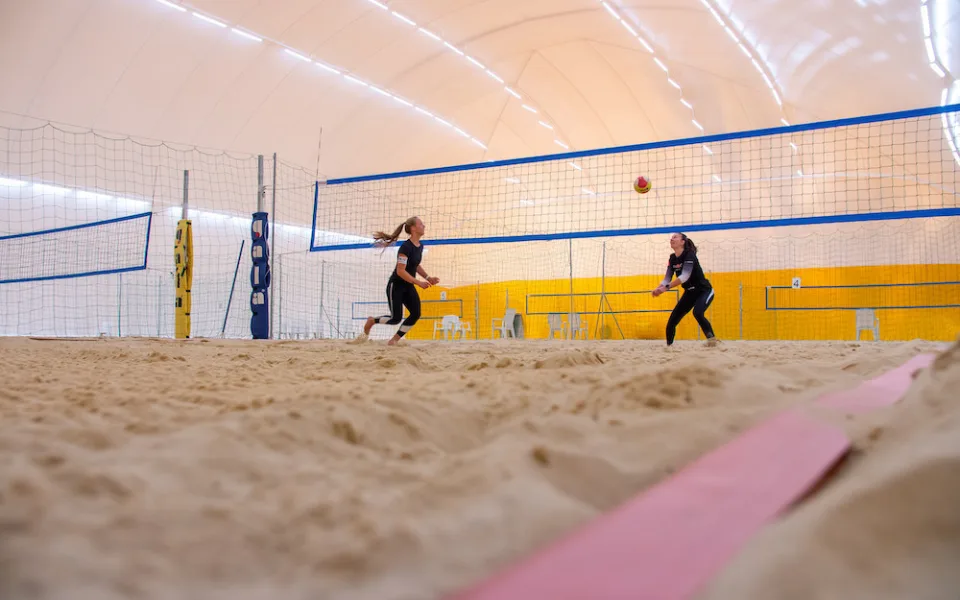 Brňané se v zimních měsících nemusí vzdát plážových sportů. Využijí nafukovací halu na Riviéře