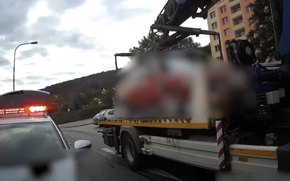 VIDEO: Namol opilý řidič si jel do obchodu pro vodku. Policisté mu nechali z místa auto odtáhnout