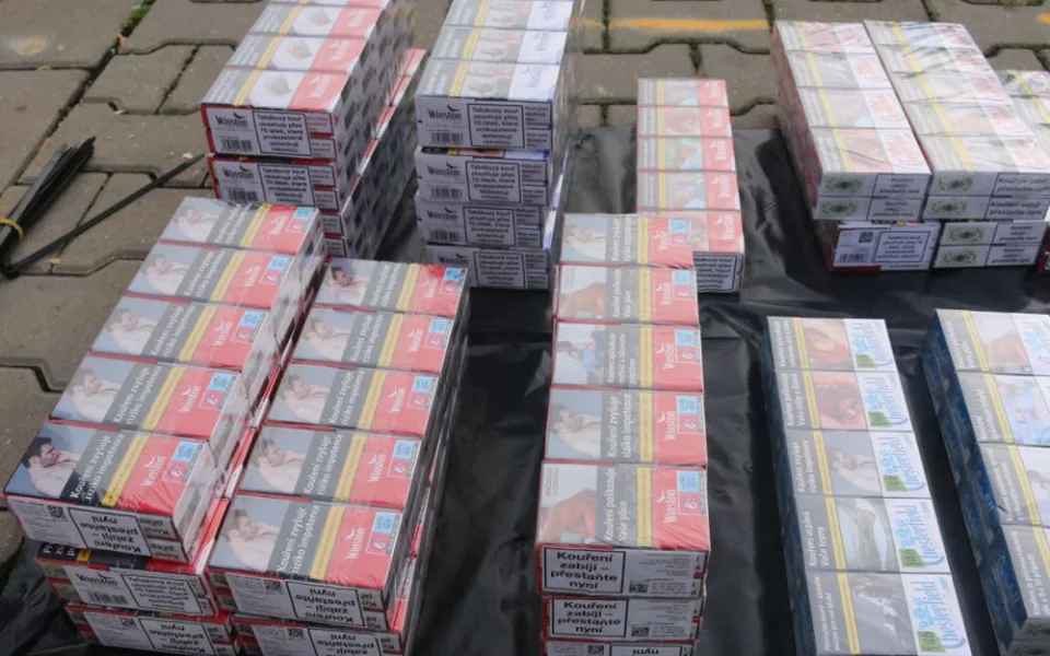 Zloději v pláštěnkách se vloupali do boskovického obchoďáku. Chtěli odnést cigarety za milion