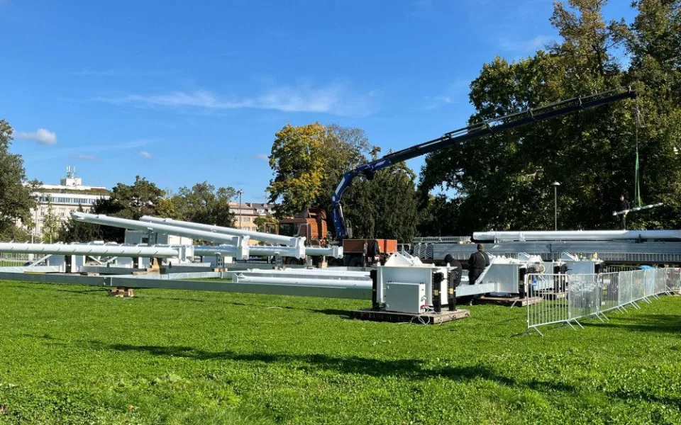 VIDEO: V jihomoravské metropoli už vyhlíží Vánoce. Na Moraváku roste vyhlídkové kolo