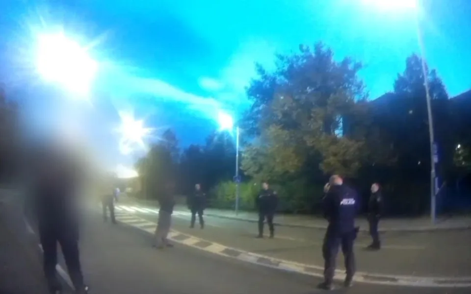 Muž v Brně stál uprostřed silnice a držel si nůž pod krkem. Před strážníky se bodl do břicha