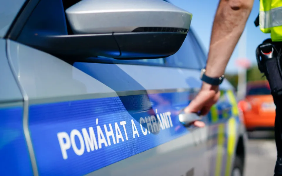 Tragická nehoda na Brněnsku. Osobní vůz na D52 narazil do návěsu kamionu, řidič zemřel