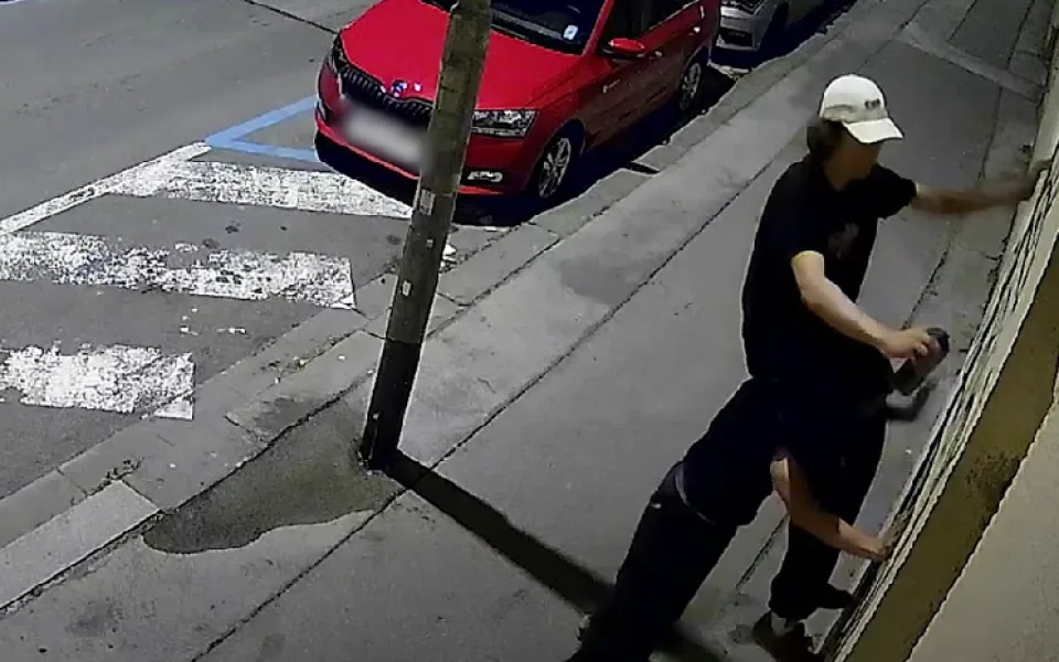 VIDEO: Dvojice sprejerů poničila fasádu v brněnském Králově poli. Jeden vzal druhého na záda