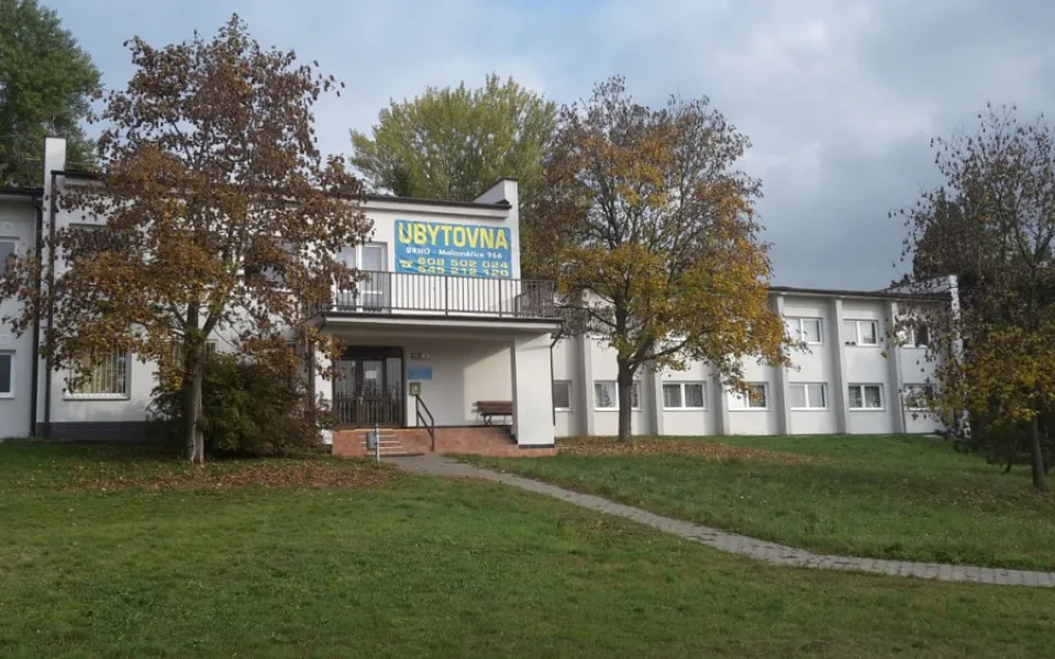 Brněnská ubytovna s měsíčním nájmem 7500 korun zavírá. Někteří lidé v ní zatím zůstávají