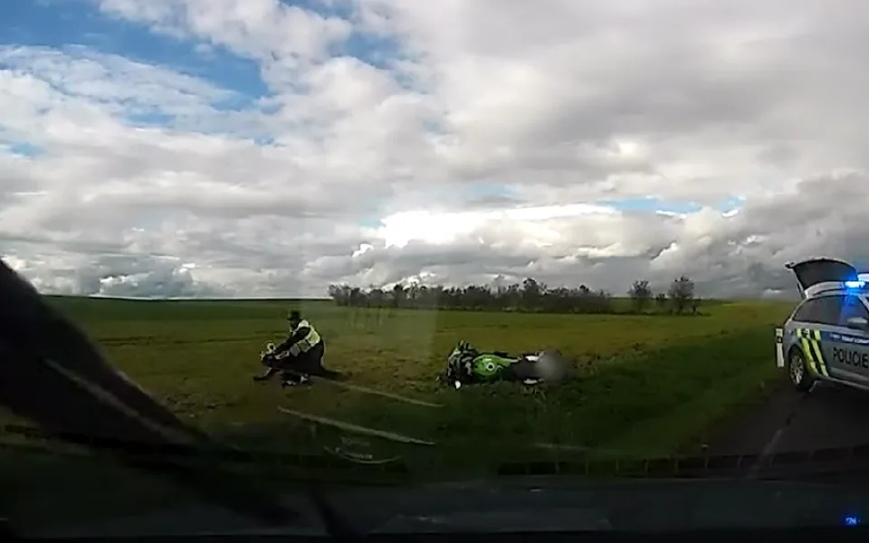 VIDEO: Motorkář si zakryl značku dámským prádlem. Ujížděl policistům, nezastavila ho ani zbraň