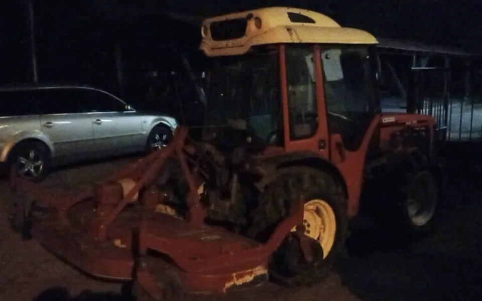 Opilý traktorista si zajel do hospody, pohádal se se štamgasty a přivolal policii. Nadýchal skoro tři promile