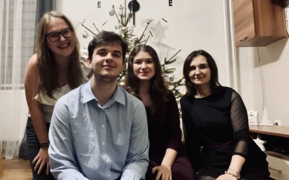 Nehoda a zákeřná nemoc. Tři mladí sourozenci přišli o rodiče, blízcí řeší možnosti pomoci