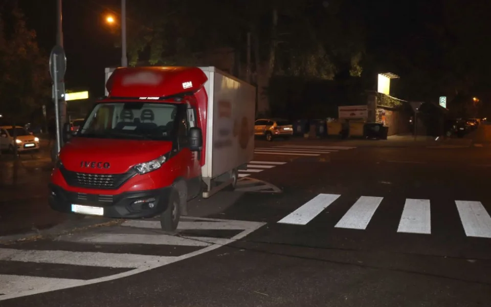 Pracovník zásobování vykládal v Brně jídlo z dodávky. Kolemjdoucí opilec s autem plným pečiva ujel