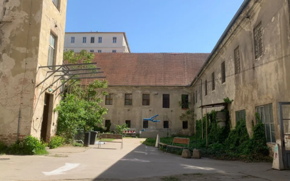 Dělníci dokončili opravu střechy v brněnské Káznici. Město do renovací investuje další miliony