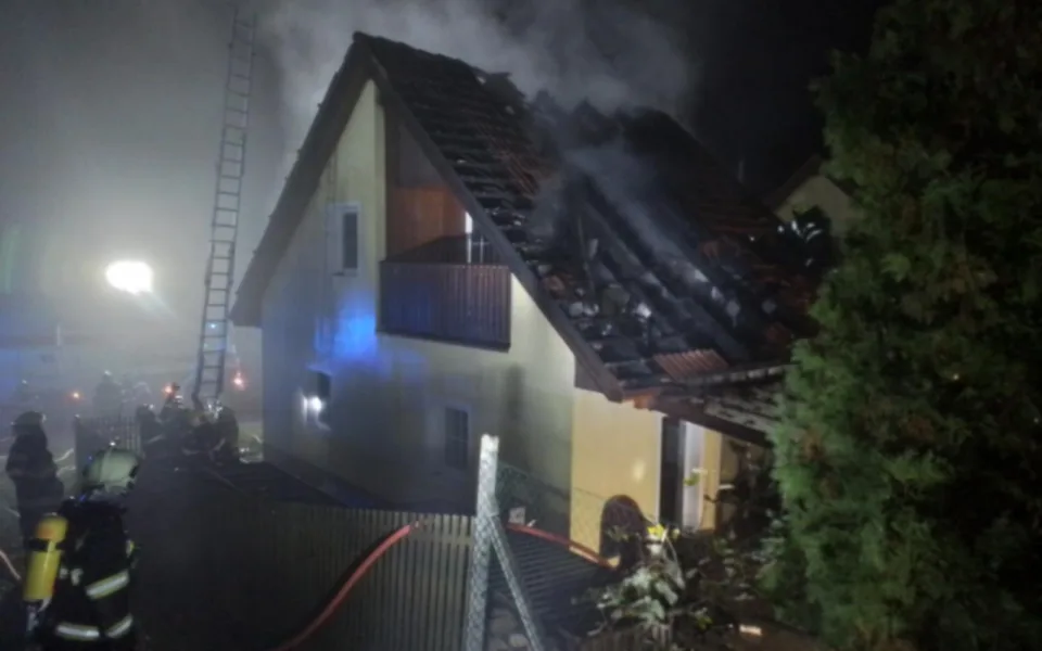 Požár střechy rodinného domu způsobil škodu tři a půl milionu korun