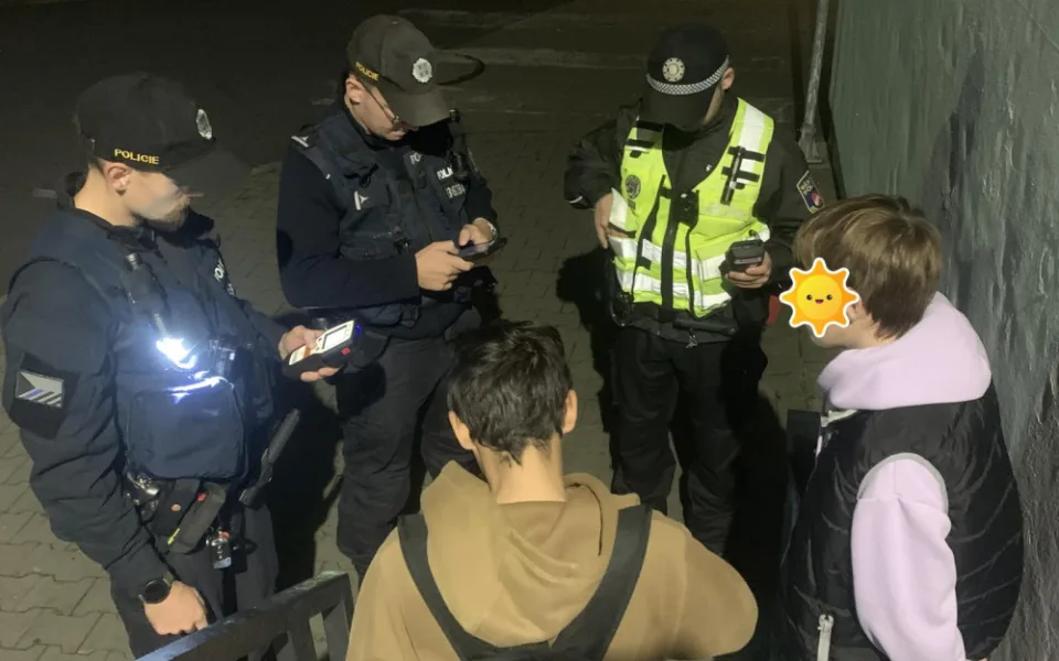 Policisté kontrolovali opilé děti. Předávali je rodičům