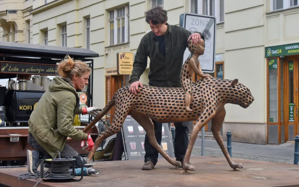 Do Brna přicestoval bronzový Mauglí. Socha na Šilingrově náměstí zůstane nejméně rok