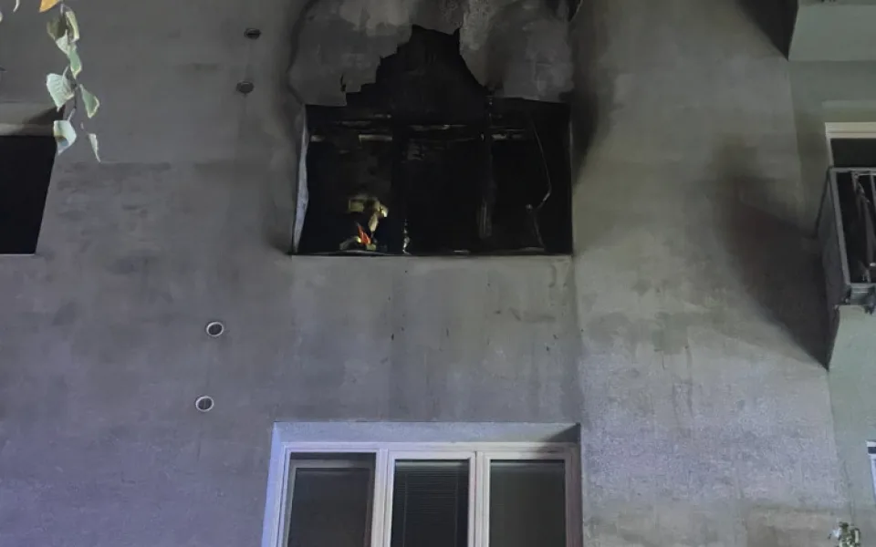 V Brně hořelo v bytovém domě. Sedm lidí se nadýchalo kouře, byli mezi nimi i policisté