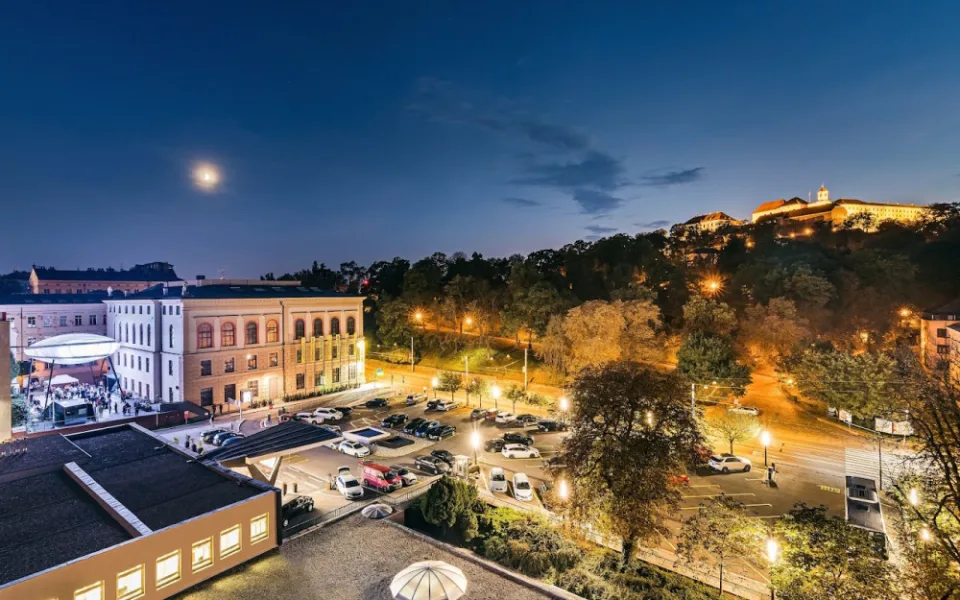Hasiči museli evakuovat hotel International v centru Brna. Suterén zaplavil kouř