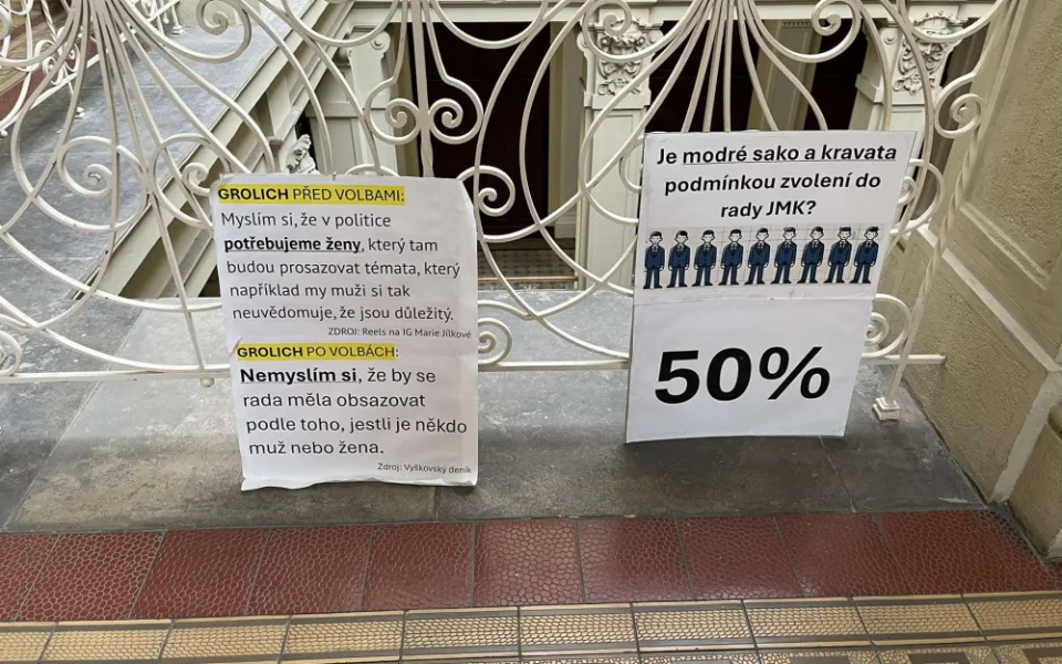 Skupina protestujících dorazila na ustavující zasedání Jihomoravského zastupitelstva. Kritizovala absenci žen v nové radě