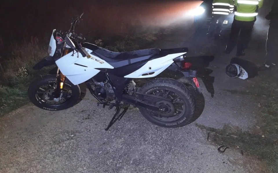 Mladík pod vlivem drog chtěl ujet policistům na kradené motorce. Po havárii skončil v cele