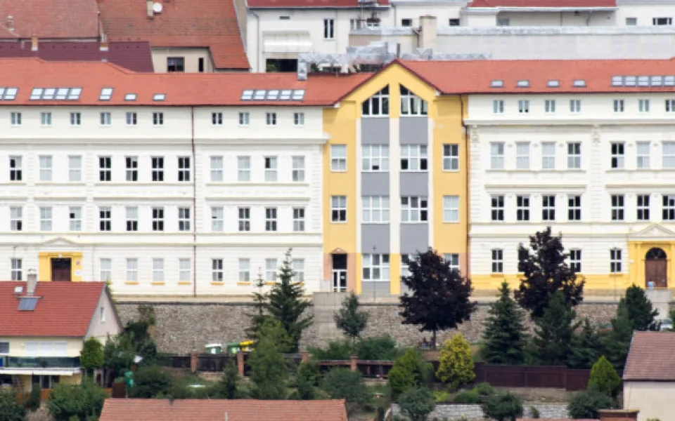 Ve škole v Rosicích se zřítil strop. Výuka je přerušena