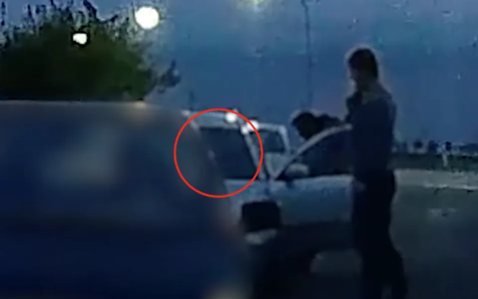 VIDEO: Namol opilý řidič ohrožoval ostatní. Sebrali mu klíčky, aby nemohl jet dál