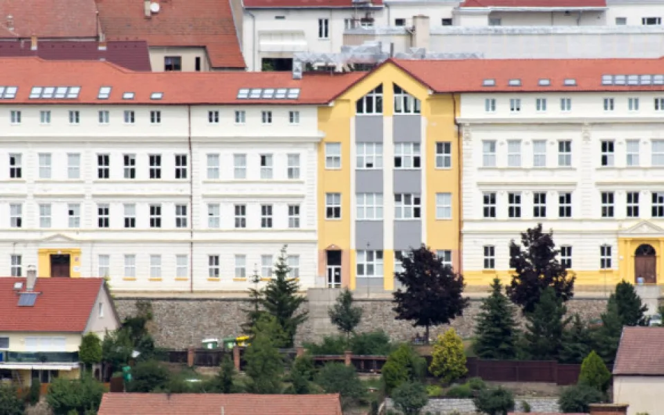 Do školy v Rosicích půjdou od pondělí už všichni žáci, oprava pokračuje