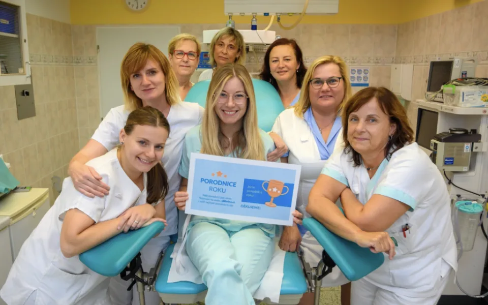 Tým Gynekologicko-porodnického oddělení s oceněním Porodnice roku 2024 v anketě eMimino, který v posledních měsících čelil kritickému nedostatku lékařek a lékařů.