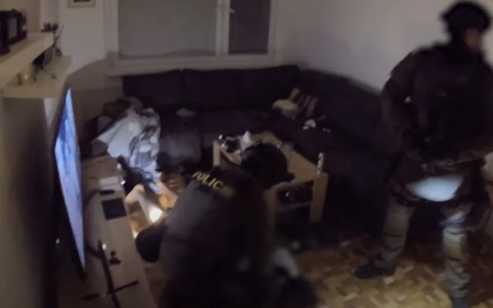 VIDEO: Cizinec najímal české a slovenské řidiče na transport migrantů do Německa. Hrozí mu osm let