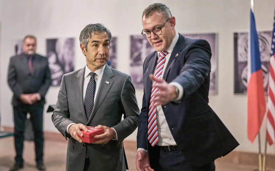 Americký velvyslanec na Špilberku převzal ostatky vojáka, který za války padl v Brně