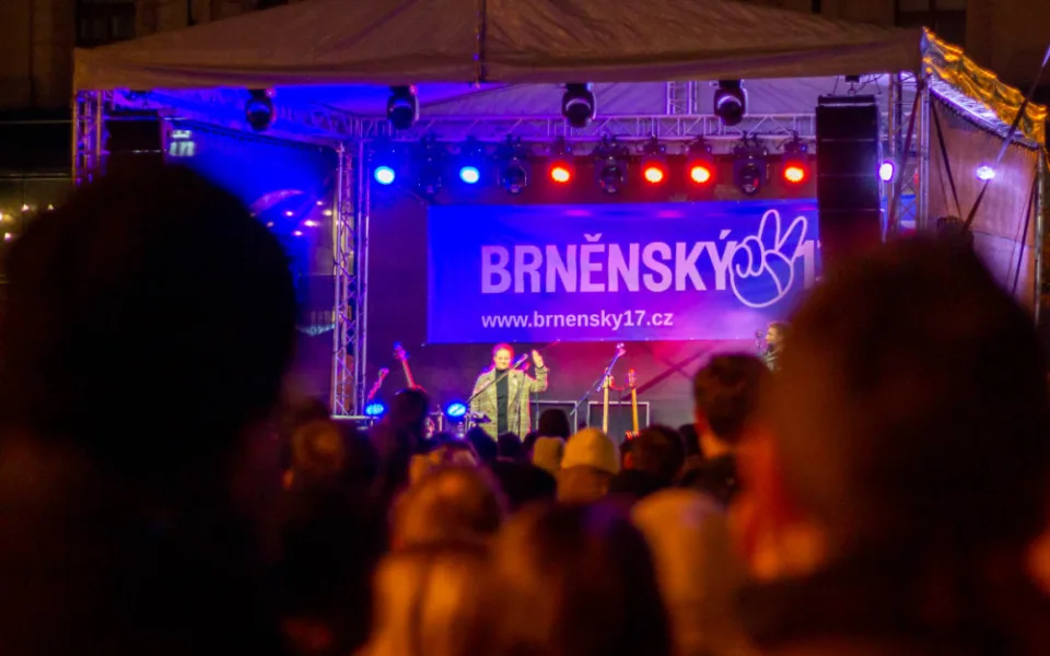 VIDEO: V centru Brna si lidé připomínají pětatřicet let od revoluce. Dav zpíval hymny i Modlitbu pro Martu