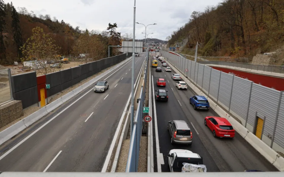 Silničáři v Brně dokončili klíčovou část městského okruhu. Řidiči projedou Žabovřeskou ulicí ve čtyřech pruzích