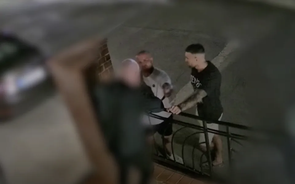 VIDEO: Mladík si vybral peníze na dovolenou a vyrazil do klubu. Na záchodě ho okradli o šedesát tisíc