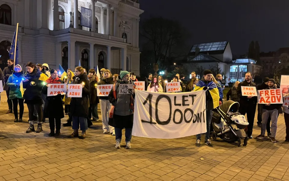 VIDEO: Lidé v Brně přišli vyjádřit podporu Ukrajině. Tiše stáli s vlajkami a transparenty