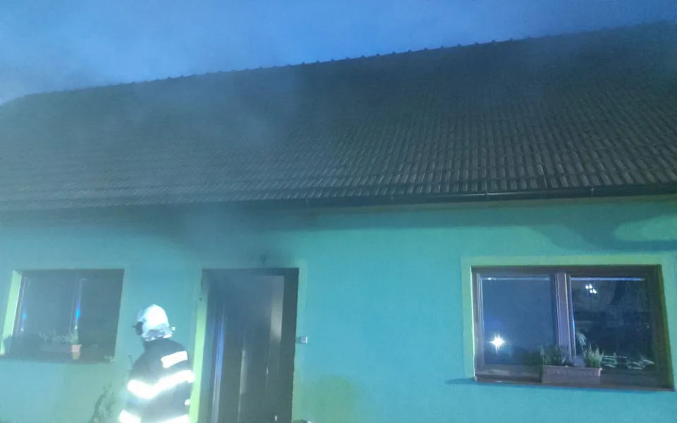 Na Hodonínsku od svíčky vzplála postel, poté celý dům. Požár způsobil škodu dva miliony korun