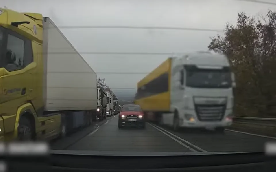 VIDEO: Řidič kamionu chtěl předjet kolonu u Vyškova. Řítil se protisměrem, k policistům byl arogantní