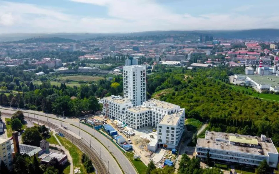Bydlení s výhledem na celé Brno. Nad Arboretem vzniká moderní polyfunkční dům