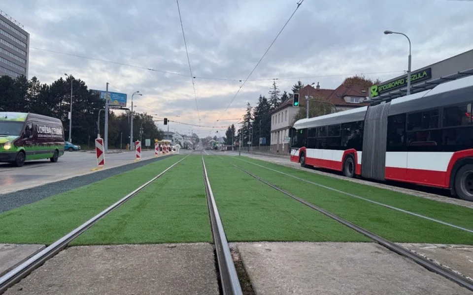 V Brně se zazelenají další koleje. Betonové pásy nahradily zelené plochy