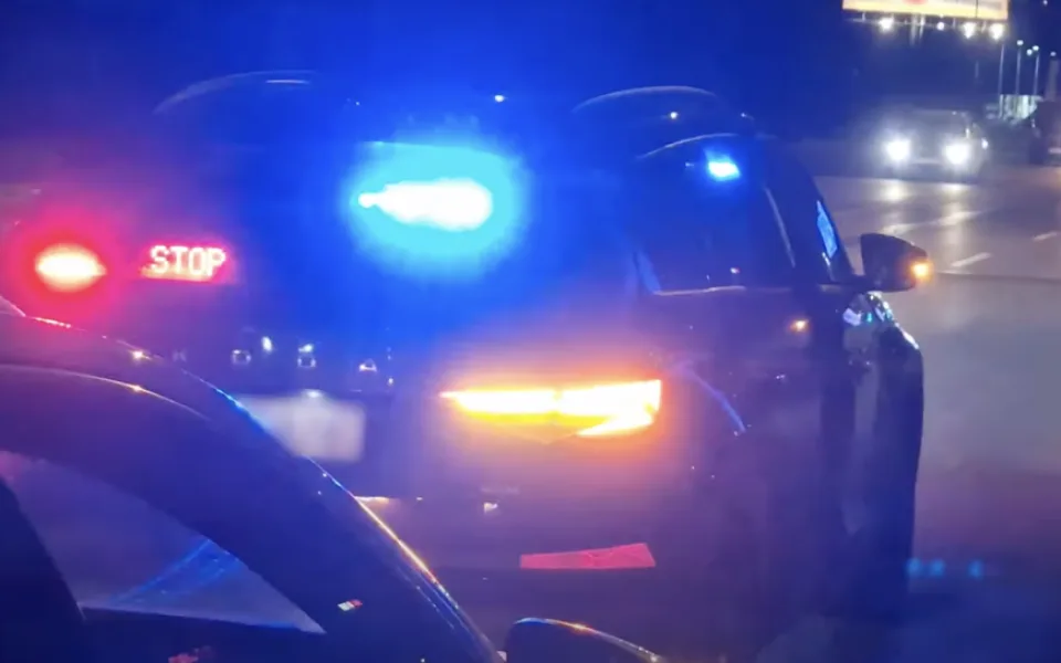 VIDEO: Cizinec jel na osmdesátce sto třicet. Policie mu na místě zadržela řidičák