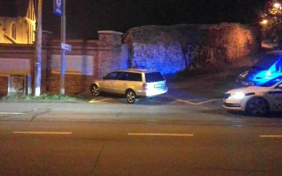 Opilý řidič se centrem Brna řítil devadesátkou. Nakonec najel na chodník a dal se na útěk